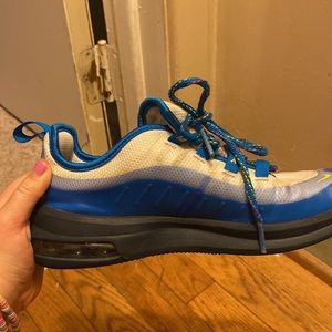 Nike big kid boys Nike air maxes easy to clean and they are used